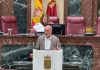 IU-Verdes y Podemos exigen al Ejecutivo de López Miras cambios urgentes en las ayudas de transporte escolar para garantizar la igualdad de oportunidades El diputado de IU-Verdes Jose Luis Álvarez-Castellanos, esta mañana en el pleno de la Asamblea Regional | GM
