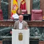 IU-Verdes y Podemos exigen al Ejecutivo de López Miras cambios urgentes en las ayudas de transporte escolar para garantizar la igualdad de oportunidades El diputado de IU-Verdes Jose Luis Álvarez-Castellanos, esta mañana en el pleno de la Asamblea Regional | GM