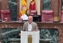 IU-Verdes y Podemos exigen al Ejecutivo de López Miras cambios urgentes en las ayudas de transporte escolar para garantizar la igualdad de oportunidades El diputado de IU-Verdes Jose Luis Álvarez-Castellanos, esta mañana en el pleno de la Asamblea Regional | GM