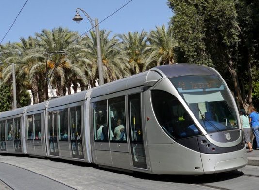 Una coalición de organizaciones de la sociedad civil presenta una denuncia contra el Consejo de Administración de CAF por su implicación en el Tren Ligero de Jerusalén