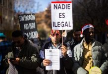 El Gobierno Central da luz verde a la regularización extraordinaria de personas migrantes en situación administrativa irregular Un hombre sostiene una pancarta en una manifestación antirracista en Madrid | Luis Soto/SOPA vía Getty Images