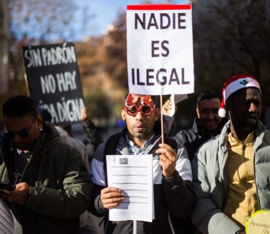 El Gobierno Central da luz verde a la regularización extraordinaria de personas migrantes en situación administrativa irregular Un hombre sostiene una pancarta en una manifestación antirracista en Madrid | Luis Soto/SOPA vía Getty Images