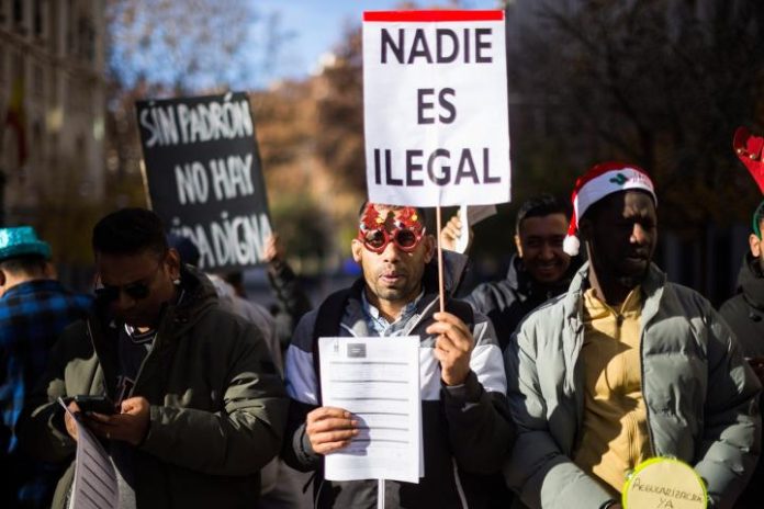 El Gobierno Central da luz verde a la regularización extraordinaria de personas migrantes en situación administrativa irregular Un hombre sostiene una pancarta en una manifestación antirracista en Madrid | Luis Soto/SOPA vía Getty Images