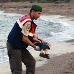 Cuando el silencio proclama lo que las voces callan: el eco de Aylan Kurdi en la memoria de Europa