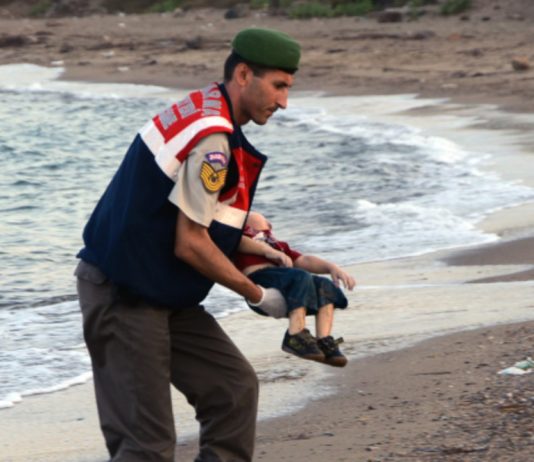 Cuando el silencio proclama lo que las voces callan: el eco de Aylan Kurdi en la memoria de Europa