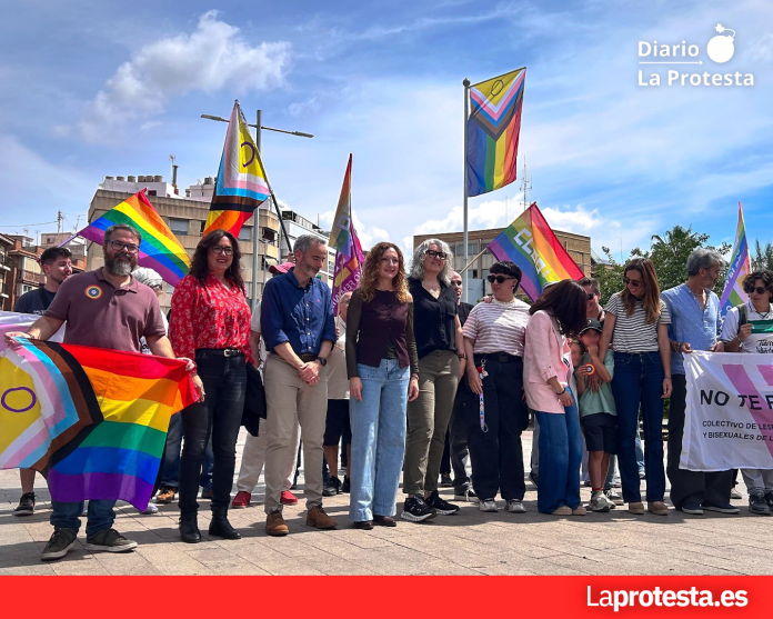 Concentración en la Plaza de los Derechos LGTBI de Murcia por el 17M, Día Internacional contra la LGTBIQA+fobia | Dominic D. Skerrett