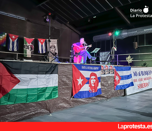 Bullas responde con solidaridad en el homenaje a Silvio Rodríguez en apoyo al pueblo cubano Francisco José Tomás arrancando el concierto en el Centro Juvenil La Almazara | Dominic D. Skerrett
