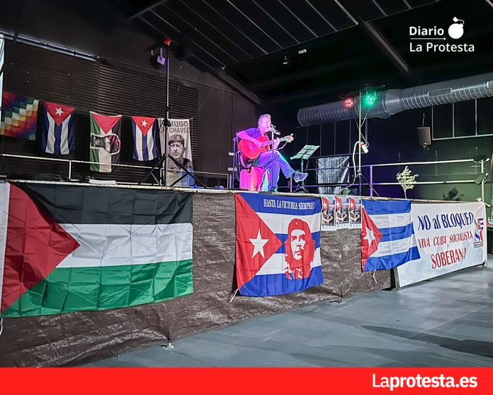 Francisco José Tomás arrancando el concierto en el Centro Juvenil La Almazara | Dominic D. Skerrett