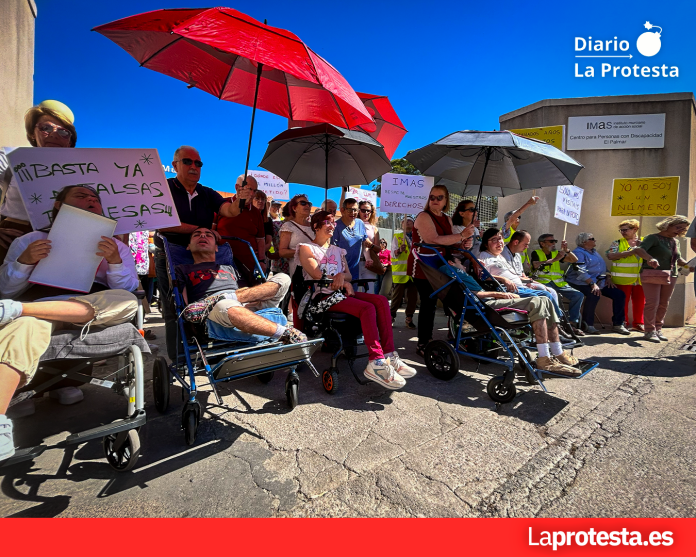 Las familias del CPD de El Palmar estallan contra las situaciones de hacinamiento y falta de espacio para usuarios con grandes discapacidades | Dominic D. Skerrett