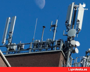 Imagen de archivo de una antena en una azotea urbana