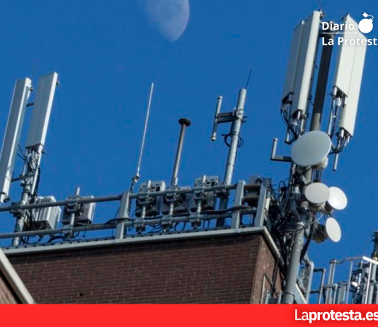 Nueva protesta vecinal en Molina de Segura tras más de 100 días sin respuesta del alcalde por la antena 5G de Granados 68 Imagen de archivo de una antena en una azotea urbana