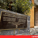 Beniel inaugura una placa en memoria de vecinos deportados a campos de concentración nazis tras la aprobación de una moción impulsada por IU en 2025 Imagen de la placa en homenaje a los 6 vecinos de Beniel deportados a campos de concentración nazis | Dominic D. Skerrett