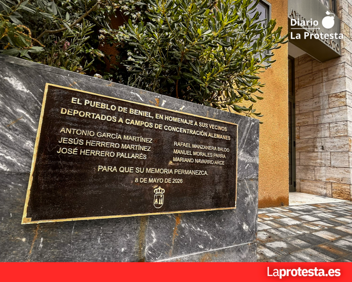 Imagen de la placa en homenaje a los 6 vecinos de Beniel deportados a campos de concentración nazis | Dominic D. Skerrett