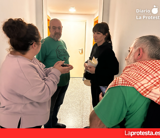 De CaixaBank a Farley: el desahucio de Inna y su hijo en la calle Goya de El Puntal (Murcia) se aplaza al 3 de junio Inna junto a sus vecinas y miembros de la PAH | Dominic D. Skerrett