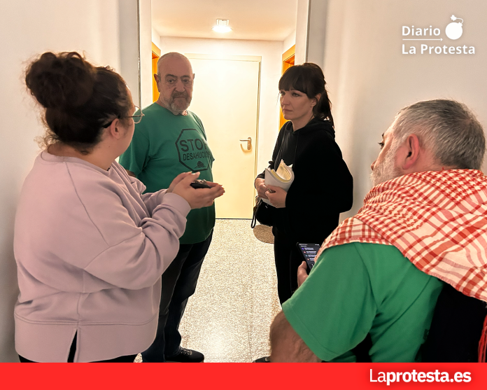 Inna junto a sus vecinas y miembros de la PAH | Dominic D. Skerrett