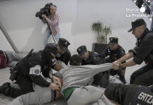 La Erztzaintza carga contra los militantes de la flotilla a su llegada al aeropuerto de Loiu (Bostok Photo). Gari Garaialde