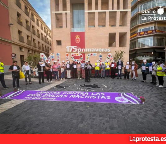 La Asamblea Feminista de la Región de Murcia recuerda a 16 mujeres asesinadas en 2026 en su concentración mensual en Belluga