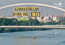 Greenpeace despliega una lona gigante sobre el Guadalquivir para frenar la reapertura de la mina de Aznalcóllar Protesta de Greenpeace contra la reapertura de la mina de Aznalcóllar. Varios activistas han desplegado un mensaje de 300 m2 en el puente de la Barqueta, sobre el río Guadalquivir. FOTO: Pedro Armestre