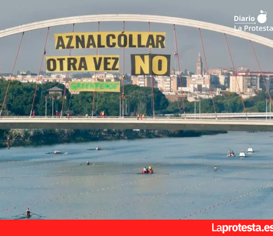 Greenpeace despliega una lona gigante sobre el Guadalquivir para frenar la reapertura de la mina de Aznalcóllar Protesta de Greenpeace contra la reapertura de la mina de Aznalcóllar. Varios activistas han desplegado un mensaje de 300 m2 en el puente de la Barqueta, sobre el río Guadalquivir. FOTO: Pedro Armestre