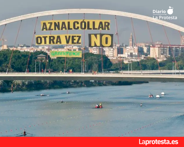 Protesta de Greenpeace contra la reapertura de la mina de Aznalcóllar. Varios activistas han desplegado un mensaje de 300 m2 en el puente de la Barqueta, sobre el río Guadalquivir. FOTO: Pedro Armestre Protesta de Greenpeace contra la reapertura de la mina de Aznalcóllar. Varios activistas han desplegado un mensaje de 300 m2 en el puente de la Barqueta, sobre el río Guadalquivir. FOTO: Pedro Armestre