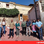 Basuras, escombros y animales muertos se adueñan de varios inmuebles, algunos de propiedad municipal, en el barrio de San Cristóbal de Lorca Pedro Sosa, junto a vecinos del Calvario Viejo de San Cristóbal, durante la denuncia pública del estado de abandono, acumulación de basuras y riesgo sanitario existente en varios inmuebles de la zona | IU Lorca