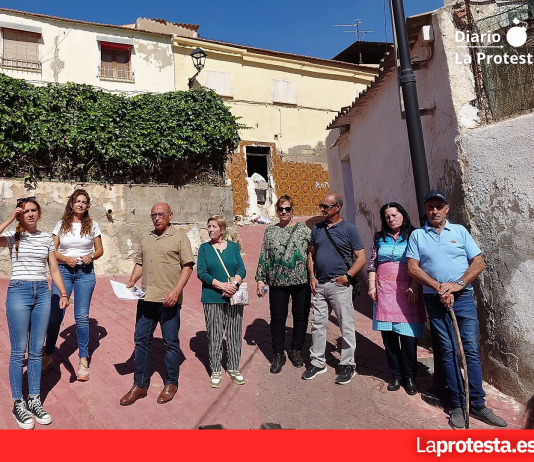 Basuras, escombros y animales muertos se adueñan de varios inmuebles, algunos de propiedad municipal, en el barrio de San Cristóbal de Lorca Pedro Sosa, junto a vecinos del Calvario Viejo de San Cristóbal, durante la denuncia pública del estado de abandono, acumulación de basuras y riesgo sanitario existente en varios inmuebles de la zona | IU Lorca