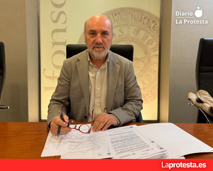 Imagen de archivo del Diputado regional de IU-Verdes, Jose Luis Álvarez-Castellanos, durante una Comisión informativa | La Protesta Diario