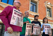 Miembros de los movimientos sociales tras la rueda de prensa celebrada esta mañana en la Merced | Dominic D. Skerrett