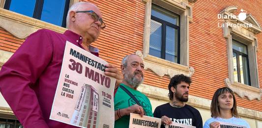 Miembros de los movimientos sociales tras la rueda de prensa celebrada esta mañana en la Merced | Dominic D. Skerrett