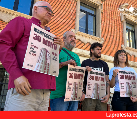 El movimiento por el derecho a la vivienda llama a tomar las calles de Murcia el 30 de mayo contra la especulación y los desahucios Miembros de los movimientos sociales tras la rueda de prensa celebrada esta mañana en la Merced | Dominic D. Skerrett