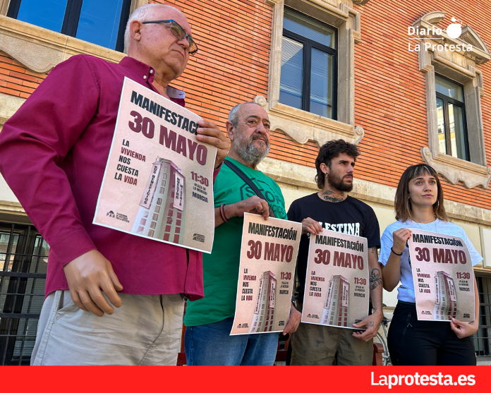Miembros de los movimientos sociales tras la rueda de prensa celebrada esta mañana en la Merced | Dominic D. Skerrett