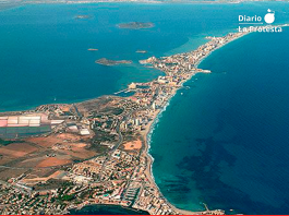 El Mar Menor lleva al banquillo por primera vez al agronegocio que lo envenenó Vista aérea del Mar Menor