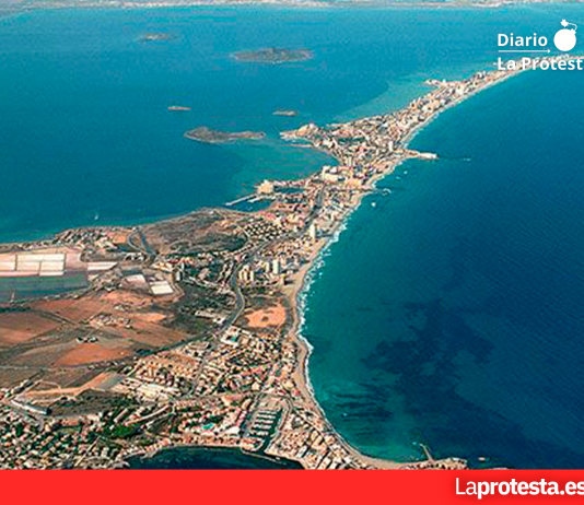El Mar Menor lleva al banquillo por primera vez al agronegocio que lo envenenó Vista aérea del Mar Menor