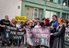 Aplazado el juicio del caso Topillo en Cartagena en el que el Mar Menor comparece por primera vez como sujeto jurídico Un grupo de activistas, junto a representantes de la acusación particular tras darse a conocer el aplazamiento |• Dominic D. Skerrett