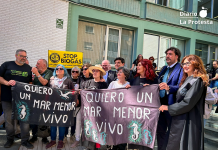 Aplazado el juicio del caso Topillo en Cartagena en el que el Mar Menor comparece por primera vez como sujeto jurídico Un grupo de activistas, junto a representantes de la acusación particular tras darse a conocer el aplazamiento |• Dominic D. Skerrett
