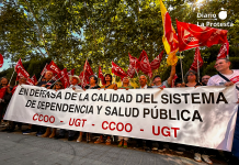 Pensionistas de CCOO y UGT denuncian el colapso de la dependencia en la Región de Murcia y exigen transparencia, más financiación y plazas públicas al Gobierno regional de López Miras Los y las pensionistas de CCOO y Ugt concentrados ante el palacio de San Esteban esta mañana | Dominic D. Skerrett