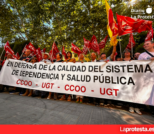 Pensionistas de CCOO y UGT denuncian el colapso de la dependencia en la Región de Murcia y exigen transparencia, más financiación y plazas públicas al Gobierno regional de López Miras Los y las pensionistas de CCOO y Ugt concentrados ante el palacio de San Esteban esta mañana | Dominic D. Skerrett
