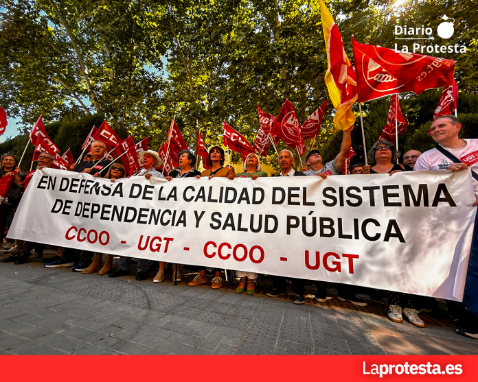 Los y las pensionistas de CCOO y Ugt concentrados ante el palacio de San Esteban esta mañana | Dominic D. Skerrett