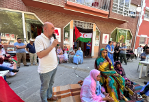 Murcia acoge un acto de convivencia en apoyo a la resistencia del pueblo saharaui en el 53 aniversario del inicio de su lucha El diputado regional de IU-Verdes Jose Luis Álvarez-Castellanos tomando la palabra durante el acto | Dominic D. Skerrett