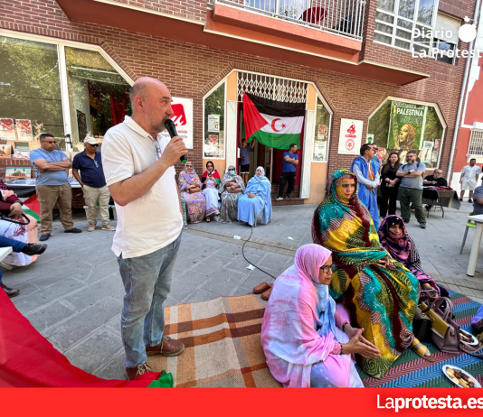 Murcia acoge un acto de convivencia en apoyo a la resistencia del pueblo saharaui en el 53 aniversario del inicio de su lucha El diputado regional de IU-Verdes Jose Luis Álvarez-Castellanos tomando la palabra durante el acto | Dominic D. Skerrett