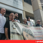 IU-Verdes y Podemos proponen conceder la Medalla de Oro de la Región a la familia de Sara Gómez por su lucha contra el intrusismo médico Imagen de archivo del pasado 7 de octubre de 2025, en la que IU acusa a la Consejería de Salud de encubrir irregularidades en el caso de Sara Gómez. | Dominic D. Skerrett