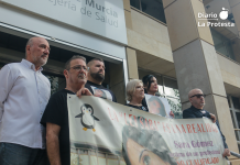 IU-Verdes y Podemos proponen conceder la Medalla de Oro de la Región a la familia de Sara Gómez por su lucha contra el intrusismo médico Imagen de archivo del pasado 7 de octubre de 2025, en la que IU acusa a la Consejería de Salud de encubrir irregularidades en el caso de Sara Gómez. | Dominic D. Skerrett