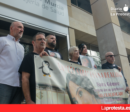 IU-Verdes y Podemos proponen conceder la Medalla de Oro de la Región a la familia de Sara Gómez por su lucha contra el intrusismo médico Imagen de archivo del pasado 7 de octubre de 2025, en la que IU acusa a la Consejería de Salud de encubrir irregularidades en el caso de Sara Gómez. | Dominic D. Skerrett