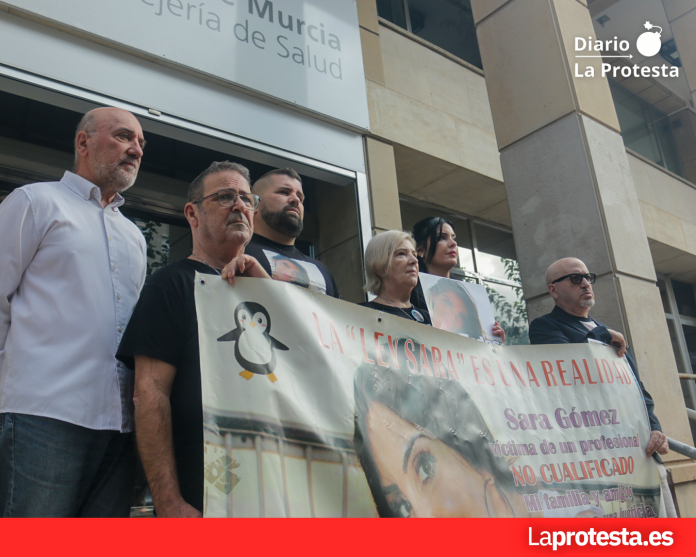 Imagen de archivo del pasado 7 de octubre de 2025, en la que IU acusa a la Consejería de Salud de encubrir irregularidades en el caso de Sara Gómez. | Dominic D. Skerrett