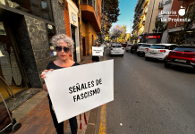 Acción antifascista en Murcia: carteles contra el odio frente al Cuartel de Artillería