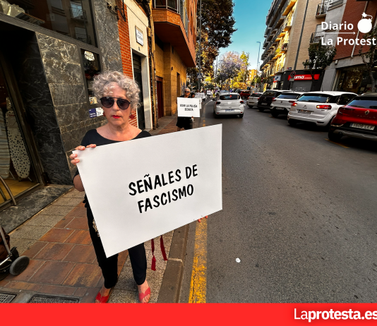 Acción antifascista en Murcia: carteles contra el odio frente al Cuartel de Artillería
