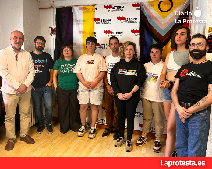 Miembros de la STERM Intersindical y de colectivos LGTBIQA+, junto al diputado regional de IU Jose Luis Álvarez-Castellanos, este miércoles en la Sede del sindicato en Murcia | Dominic D. Skerrett