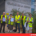Yay@flautas lleva a los tribunales el acuerdo PP–VOX sobre menores migrantes en la Región de Murcia y denuncia una “decisión política contraria a los derechos de la infancia” Varios miembros del colectivo de Yay@flautas tras la presentación de la querella esta mañana ante la justicia | Yay@flautas de Murcia