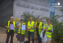 Yay@flautas lleva a los tribunales el acuerdo PP–VOX sobre menores migrantes en la Región de Murcia y denuncia una “decisión política contraria a los derechos de la infancia” Varios miembros del colectivo de Yay@flautas tras la presentación de la querella esta mañana ante la justicia | Yay@flautas de Murcia
