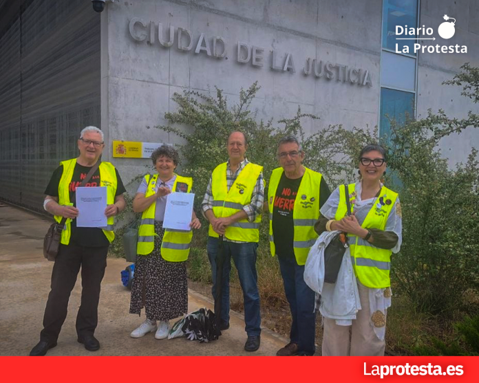 Varios miembros del colectivo de Yay@flautas tras la presentación de la querella esta mañana ante la justicia | Yay@flautas de Murcia